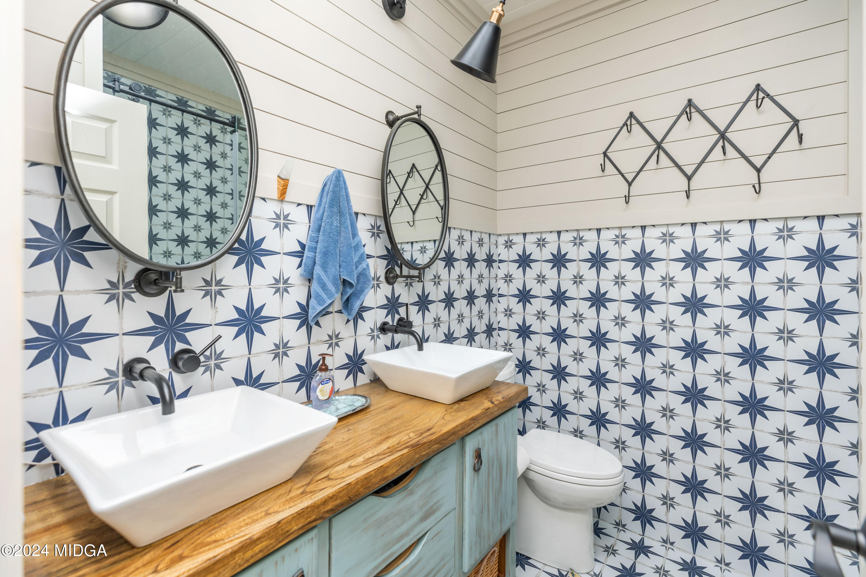 362 Stone Edge Road Macon, GA 31210 - Photo 52 of 68 a bathroom with a sink a toilet and a mirror