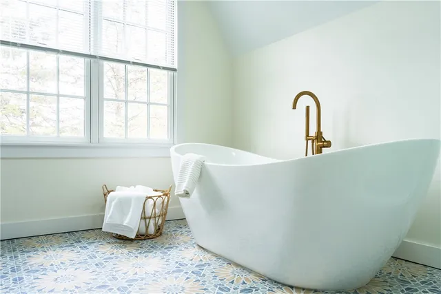 $4,200 | 304 3rd Beach Road, Middletown, RI 02842