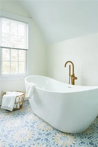 $4,200 | 304 3rd Beach Road, Middletown, RI 02842