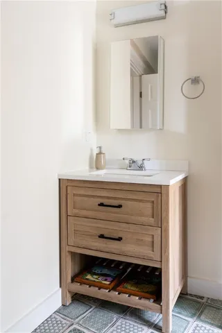 $4,200 | 304 3rd Beach Road, Middletown, RI 02842