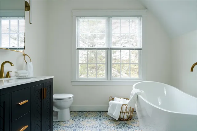 $4,200 | 304 3rd Beach Road, Middletown, RI 02842