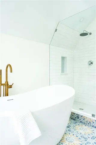 $4,200 | 304 3rd Beach Road, Middletown, RI 02842