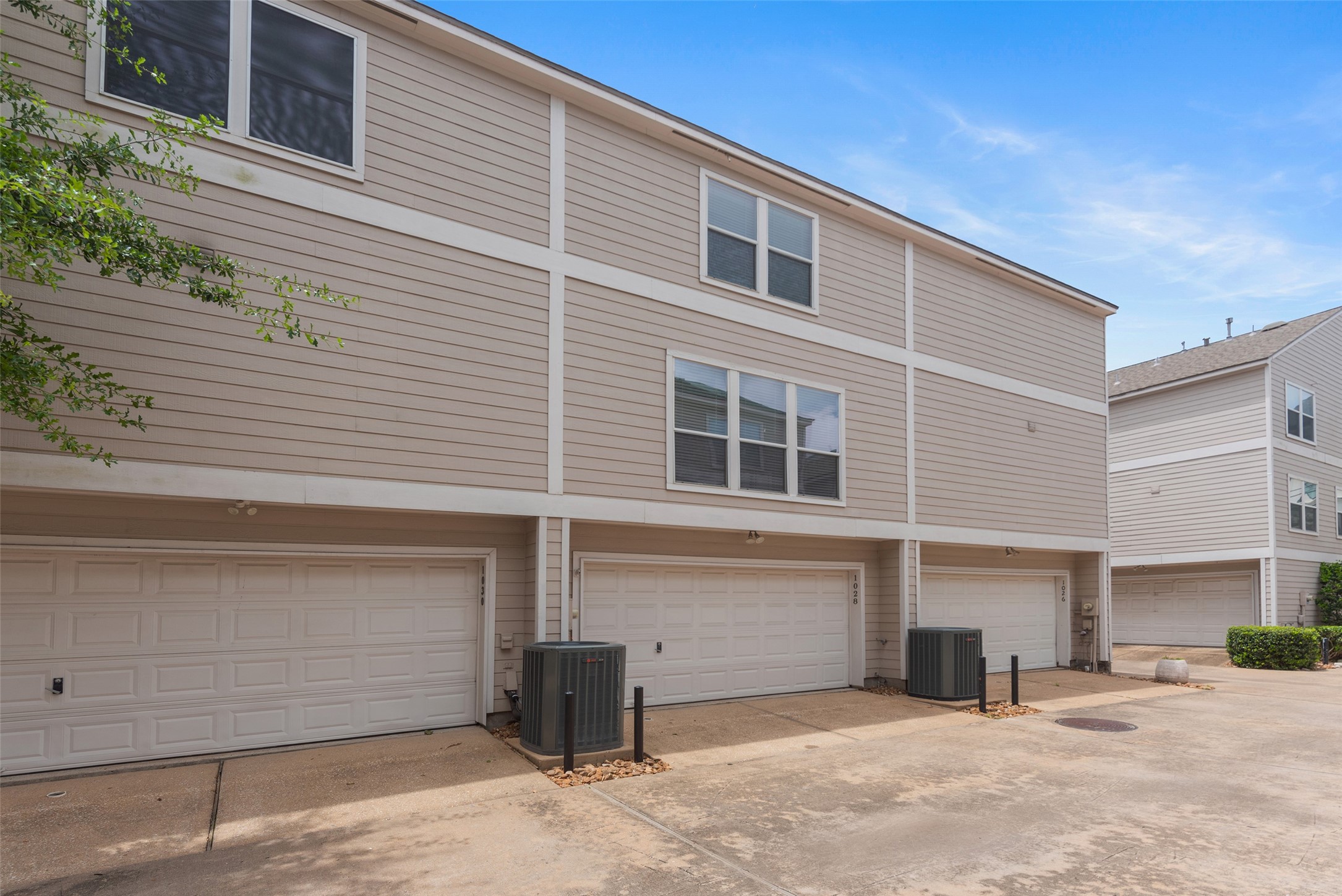 1028 La Rue Street Houston, TX 77019 - Photo 22 of 29 Two car attached garage