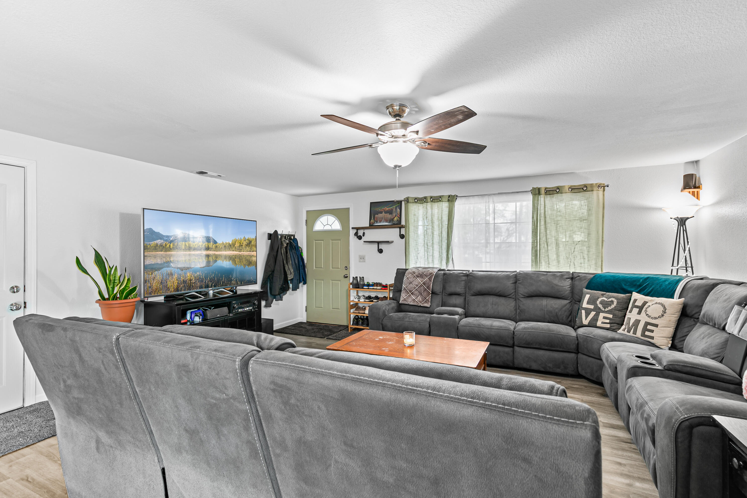 3712 Colver Road Phoenix, OR 97535 - Photo 4 of 38 9R9A9765