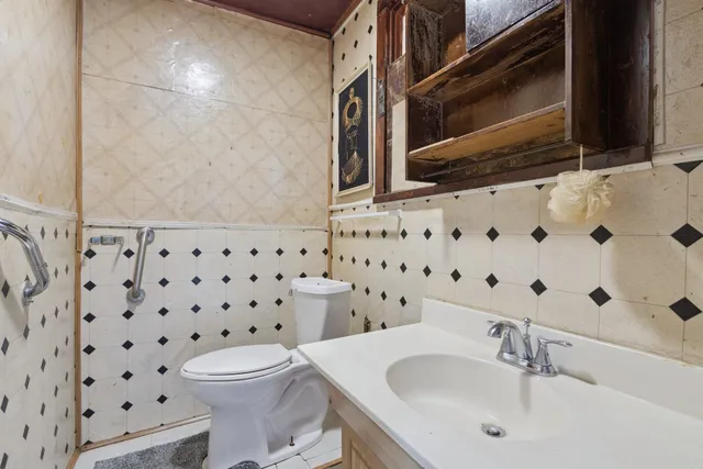 $90,000 | 201 North Hinkley Avenue, Rockford, IL 61101