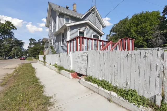 $90,000 | 201 North Hinkley Avenue, Rockford, IL 61101