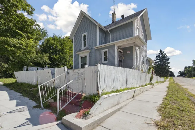 $90,000 | 201 North Hinkley Avenue, Rockford, IL 61101