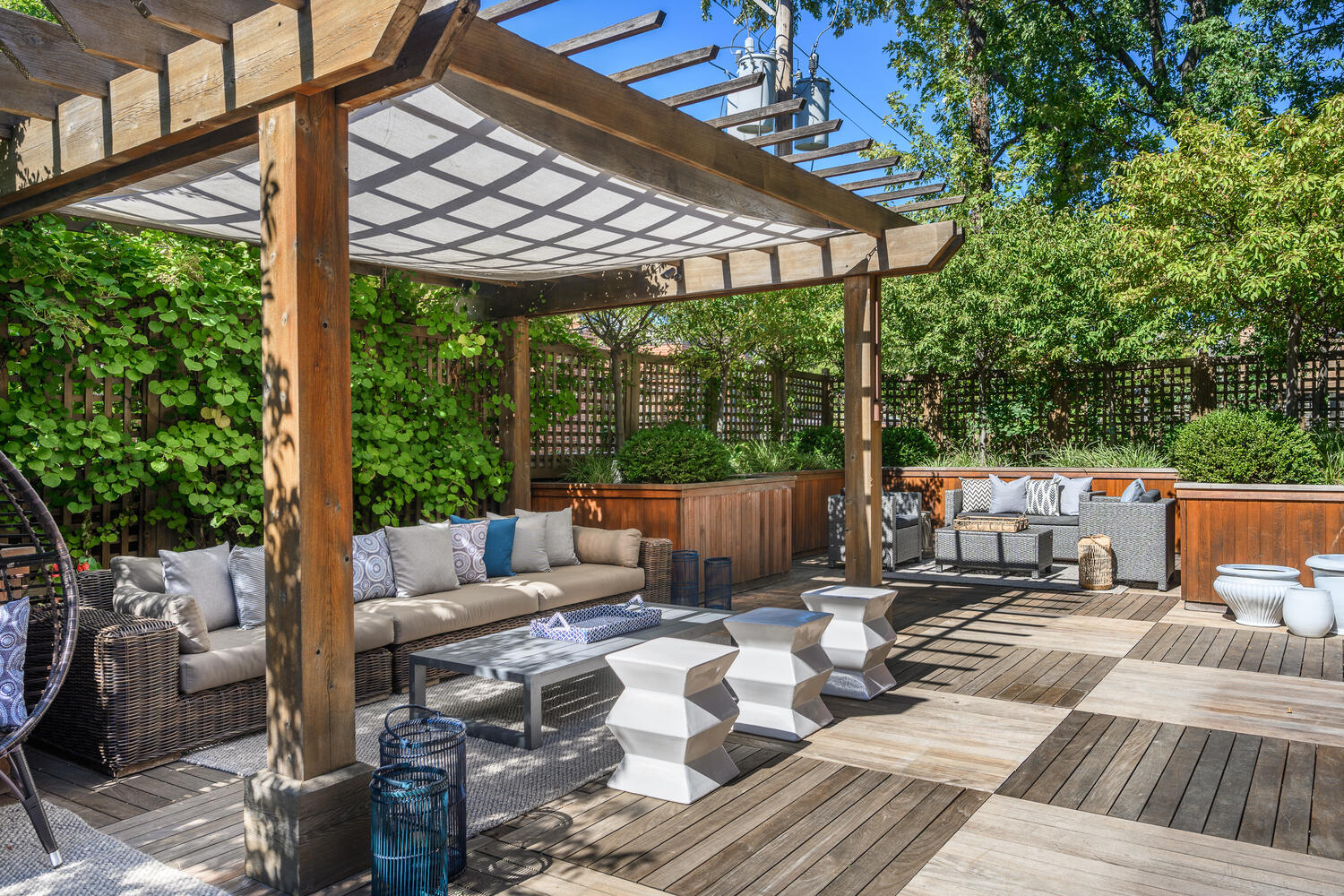 2026 North Mohawk Street Chicago, IL 60614 - Photo 51 of 56 a view of a patio on the roof deck