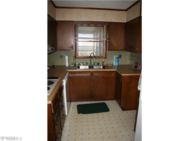 520 Central Road Clemmons, NC 27012 - Photo 5 of 12 Kitchen.