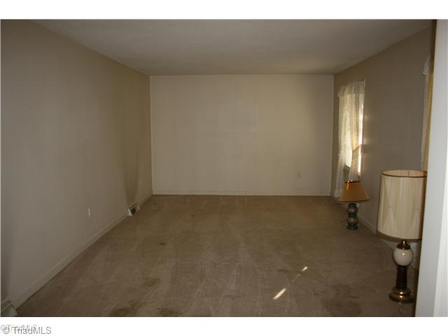 520 Central Road Clemmons, NC 27012 - Photo 8 of 12 Living Room.
