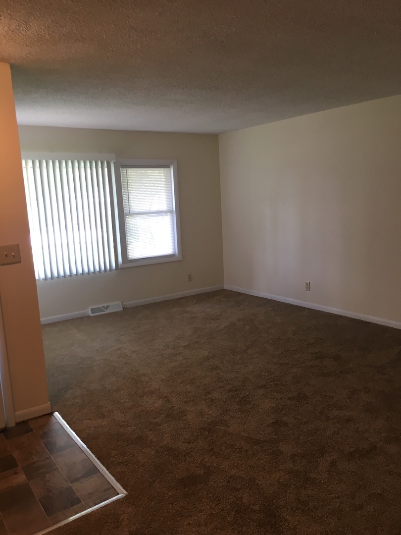 518 Russell Road DeKalb, IL 60115 - Photo 2 of 15