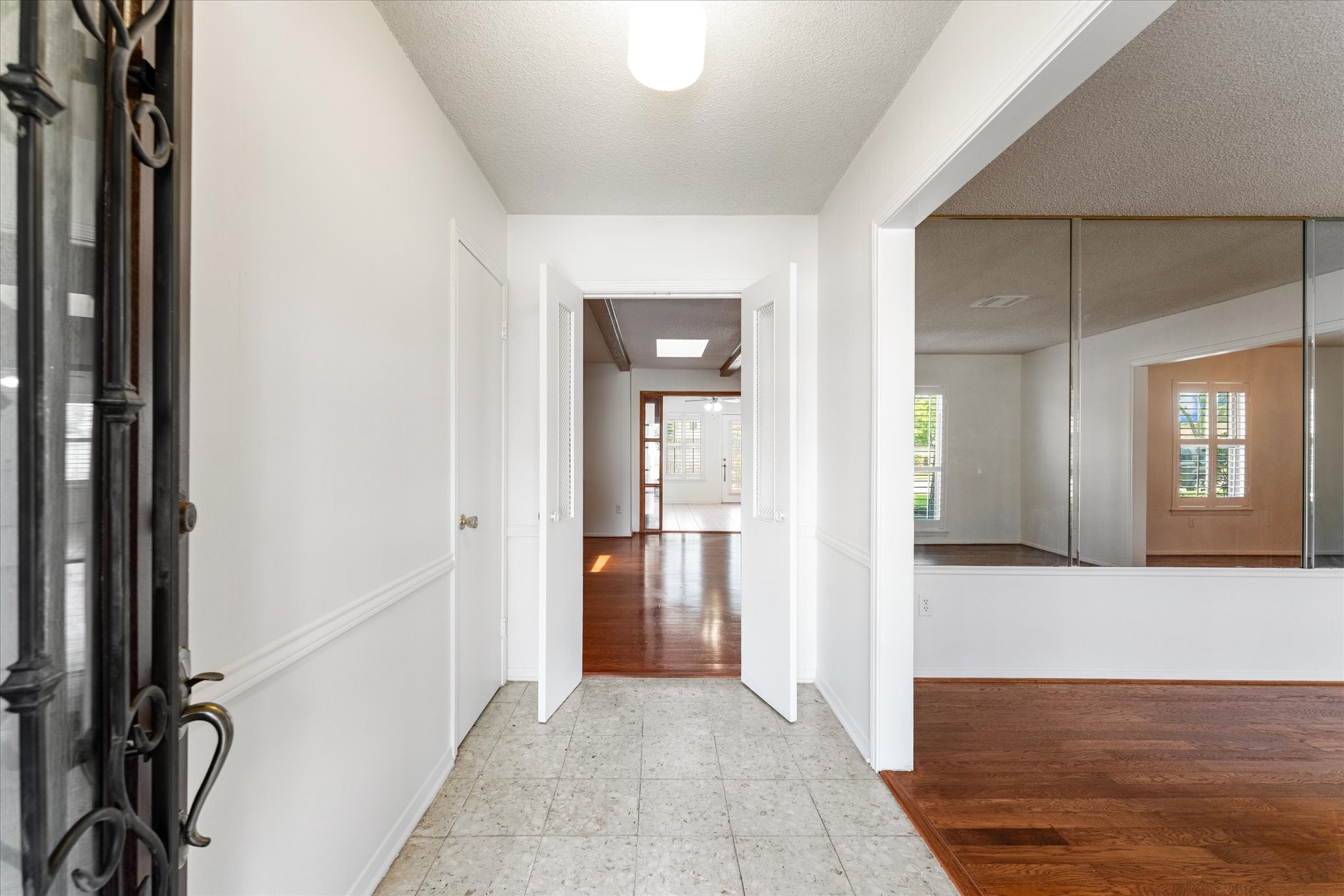 983 West Donovan Street Houston, TX 77091 - Photo 5 of 46 Welcome Inside!