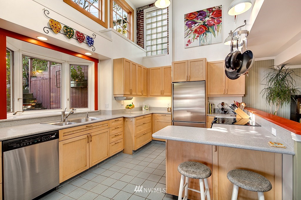 953 West Emerson Street Seattle, WA 98119 - Photo 5 of 20 Gallery Image 5