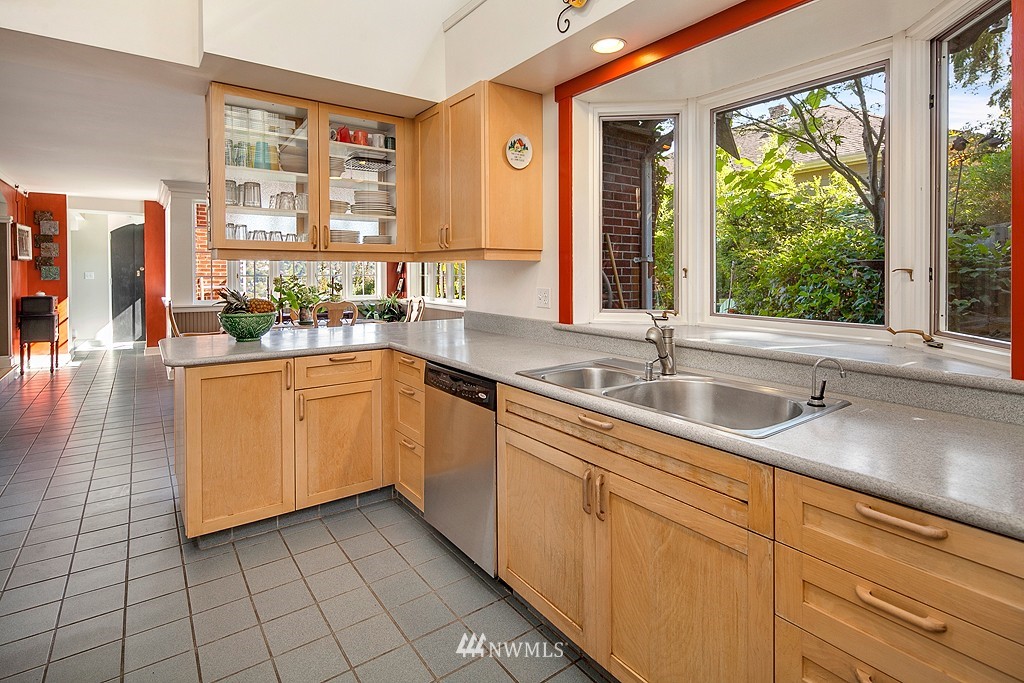 953 West Emerson Street Seattle, WA 98119 - Photo 7 of 20 Gallery Image 7