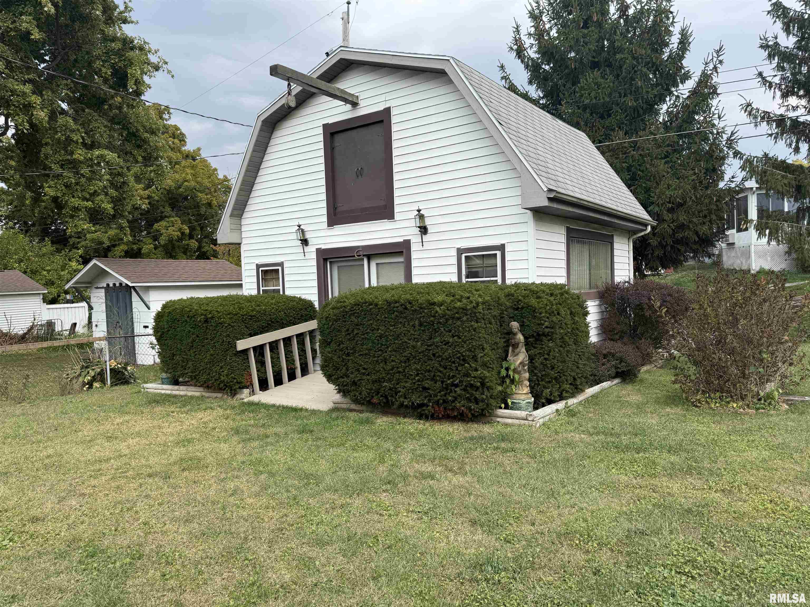 405 South Summit Drive Washington, IL 61571 - Photo 2 of 23