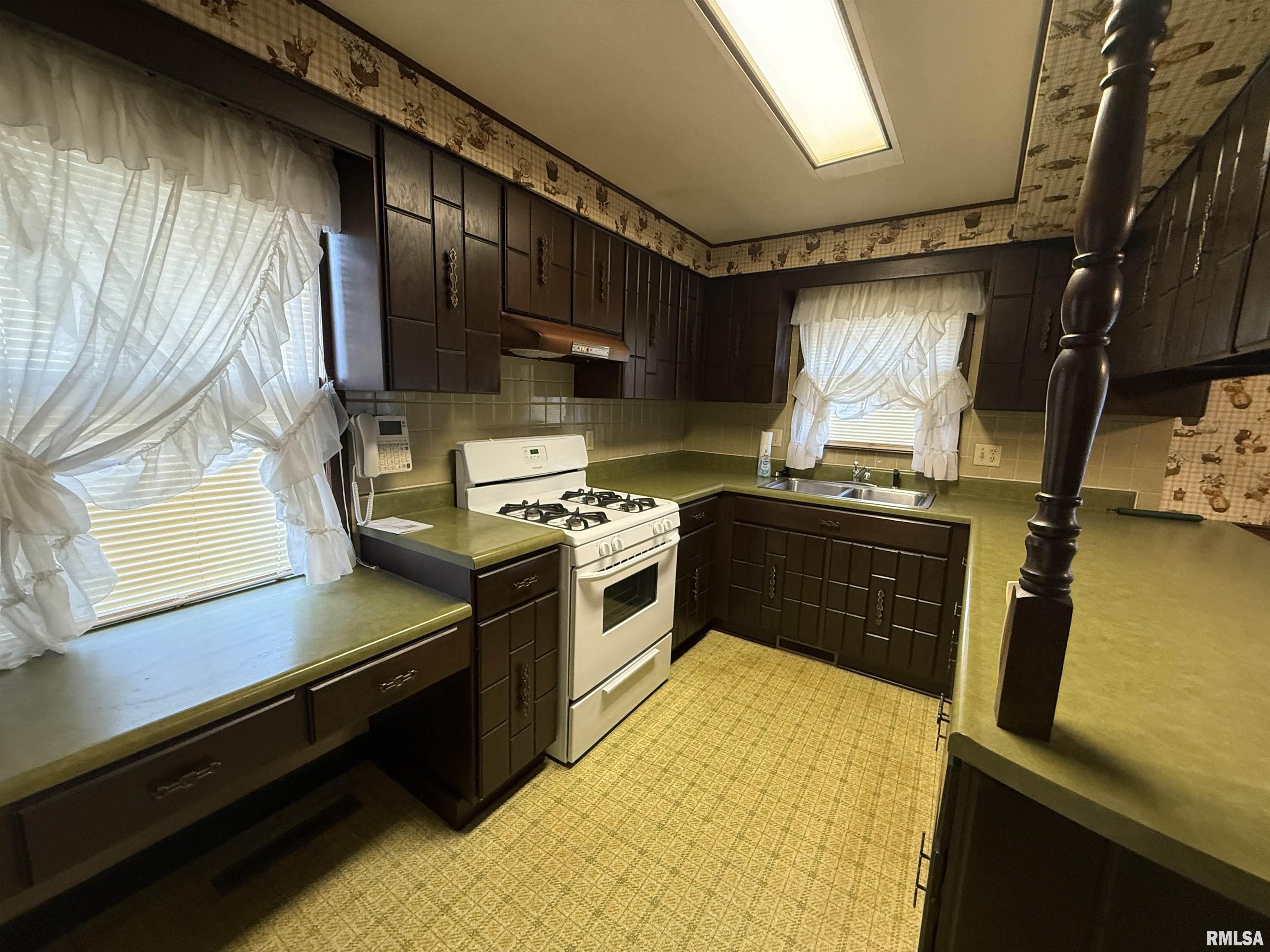 405 South Summit Drive Washington, IL 61571 - Photo 4 of 23