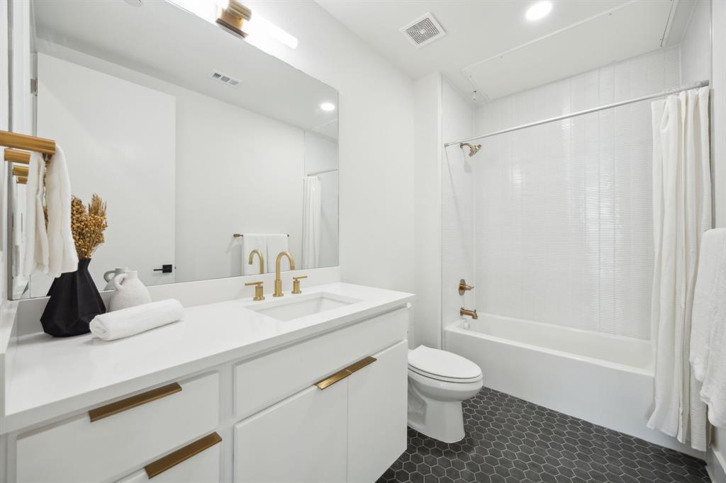 4907 Bryan Street Dallas, TX 75204 - Photo 5 of 21 a bathroom with a toilet a sink and a bathtub