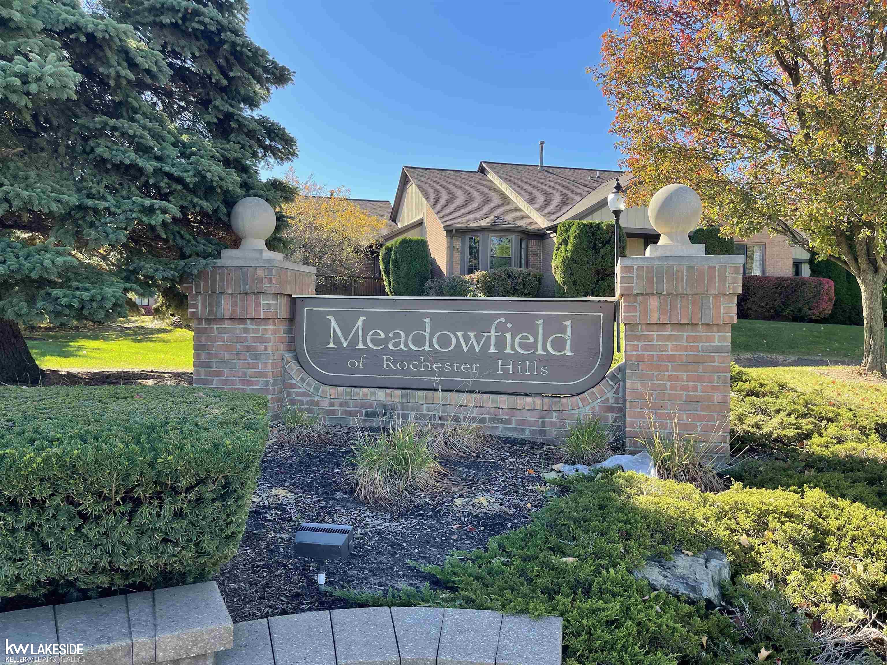 332 Meadow Bridge Drive Rochester, MI 48307 - Photo 4 of 18 50096125-3.JPG