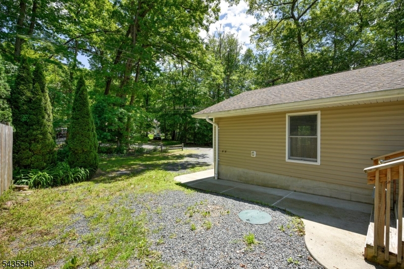 11 Mt Crest Road Oak Ridge, NJ 07438 - Photo 4 of 36