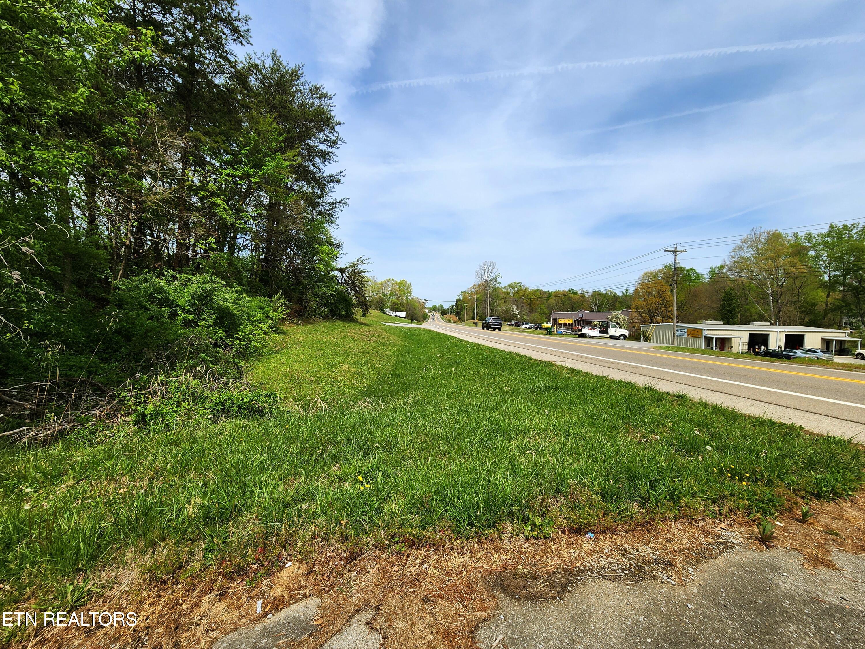 942 Honeysuckle Road Maryville, TN 37801 - Photo 5 of 29 20260408_130450