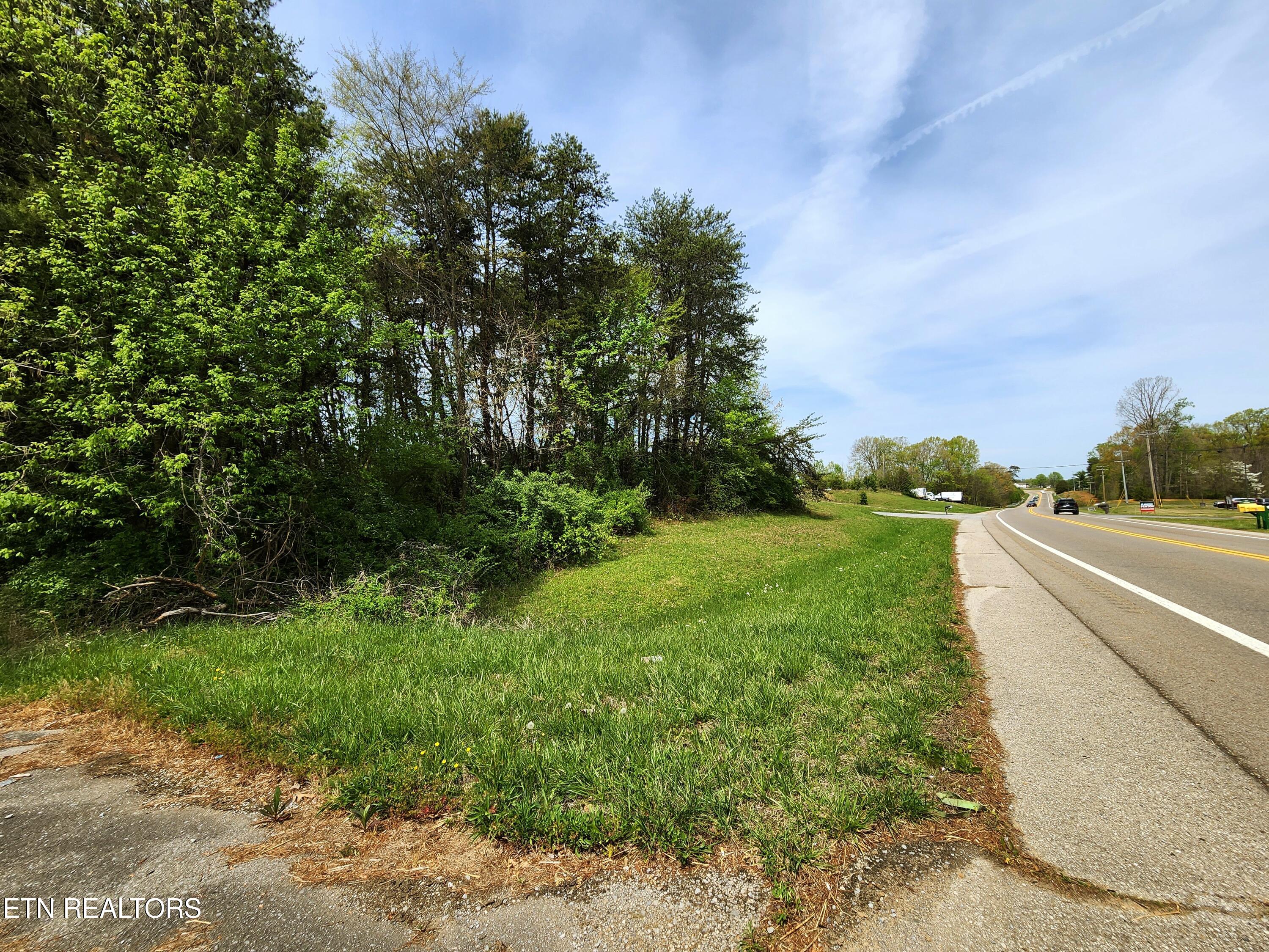 942 Honeysuckle Road Maryville, TN 37801 - Photo 6 of 29 20260408_130528