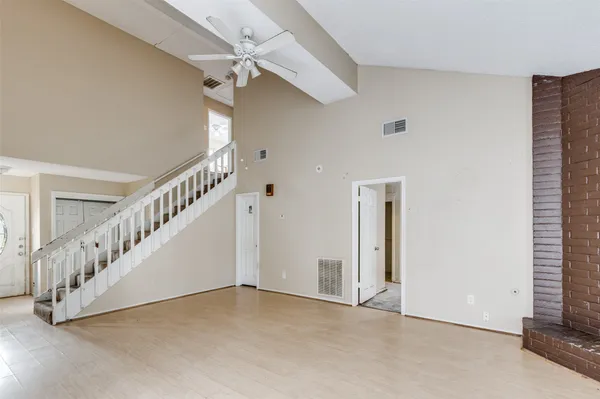 a view of an entryway with an empty space