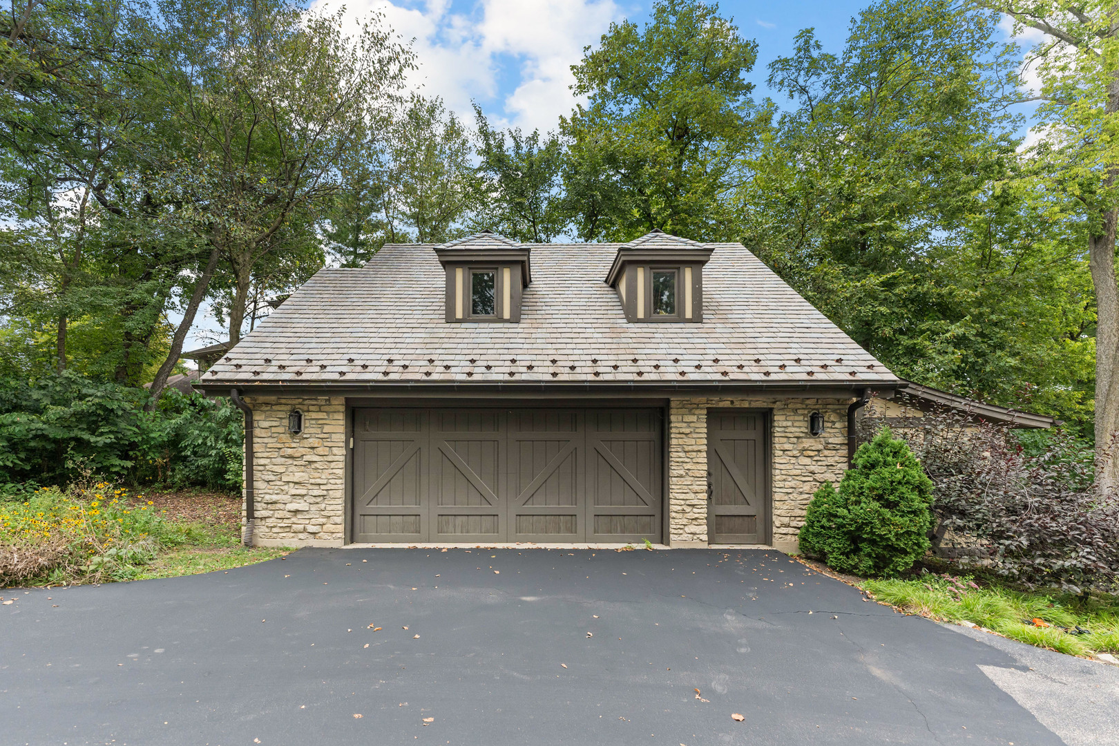 6N691 State Rte 31 St. Charles, IL 60175 - Photo 59 of 76 a front view of a house with garden