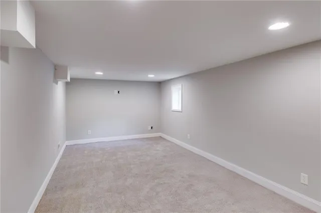 a view of a house with backyard