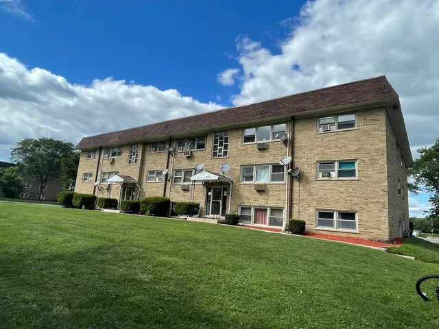 $2,700,000 | 215 East Oak Street, Addison, IL 60101