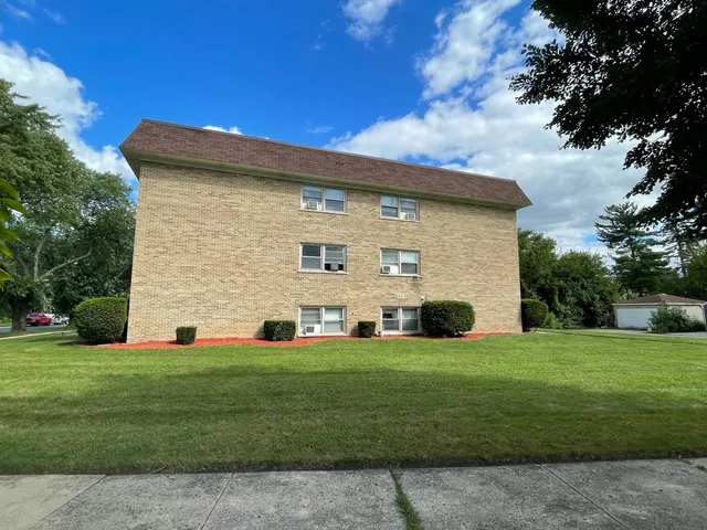 $2,700,000 | 215 East Oak Street, Addison, IL 60101