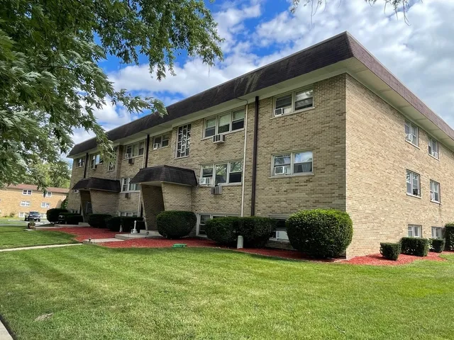 $2,700,000 | 215 East Oak Street, Addison, IL 60101