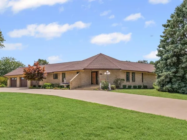 $379,900 | 800 Cambridge Drive, Paxton, IL 60957