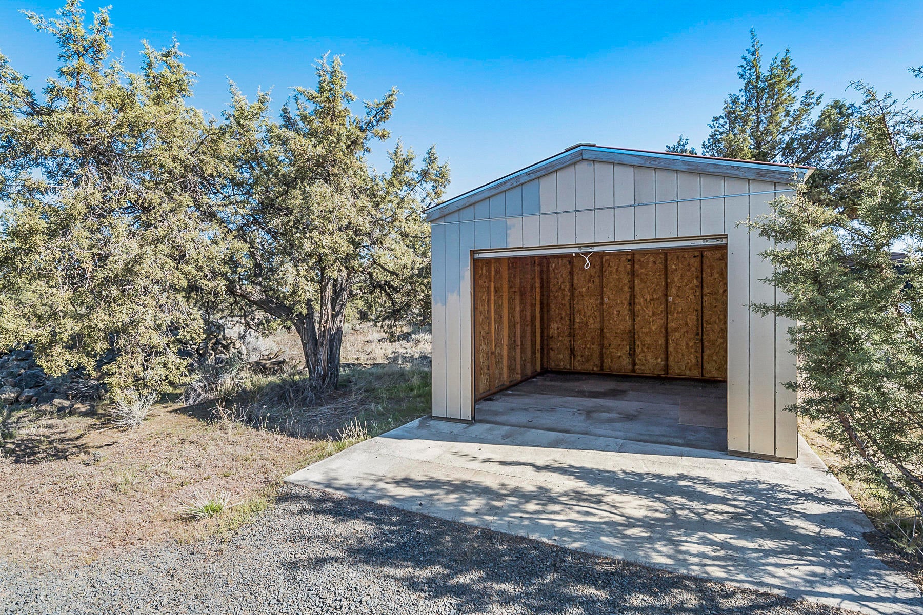 6637 Southwest Badger Road Terrebonne, OR 97760 - Photo 28 of 37 Garage