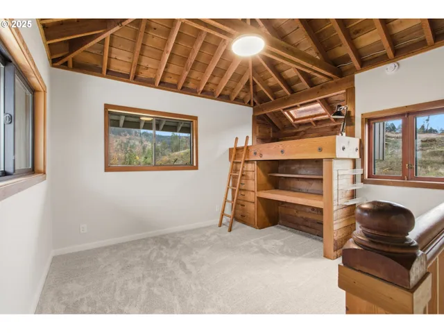 a view of livingroom with furniture