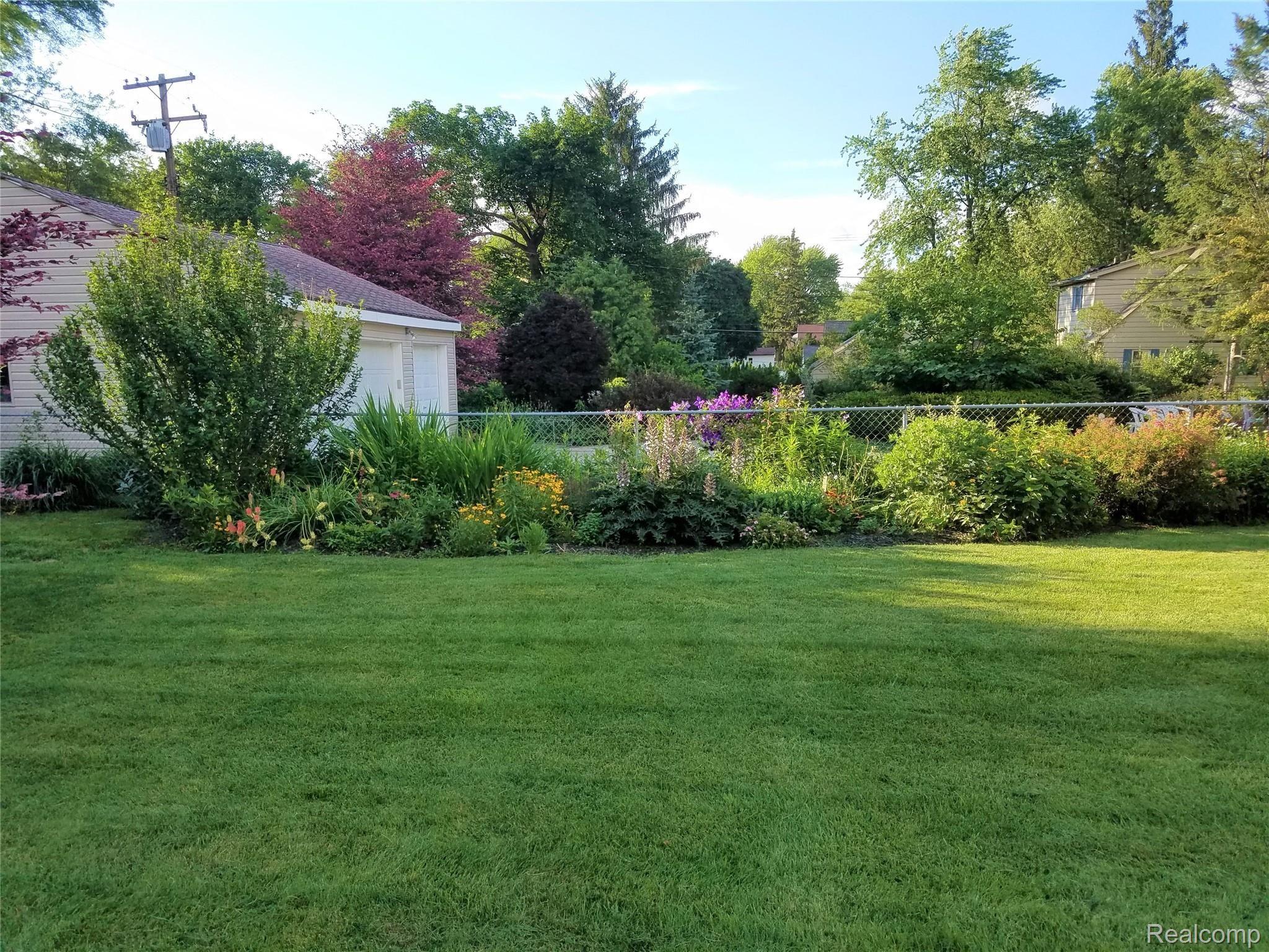 330 Exmoor Road Waterford, MI 48328 - Photo 10 of 12 Garden 7.jpg