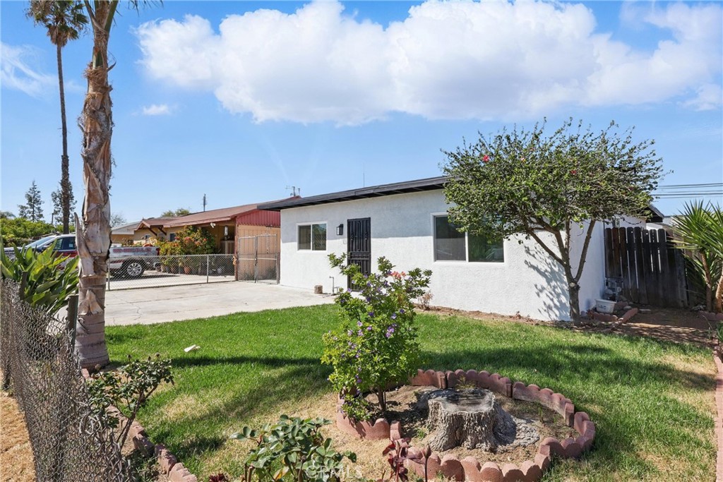 a view of a house with backyard and garden