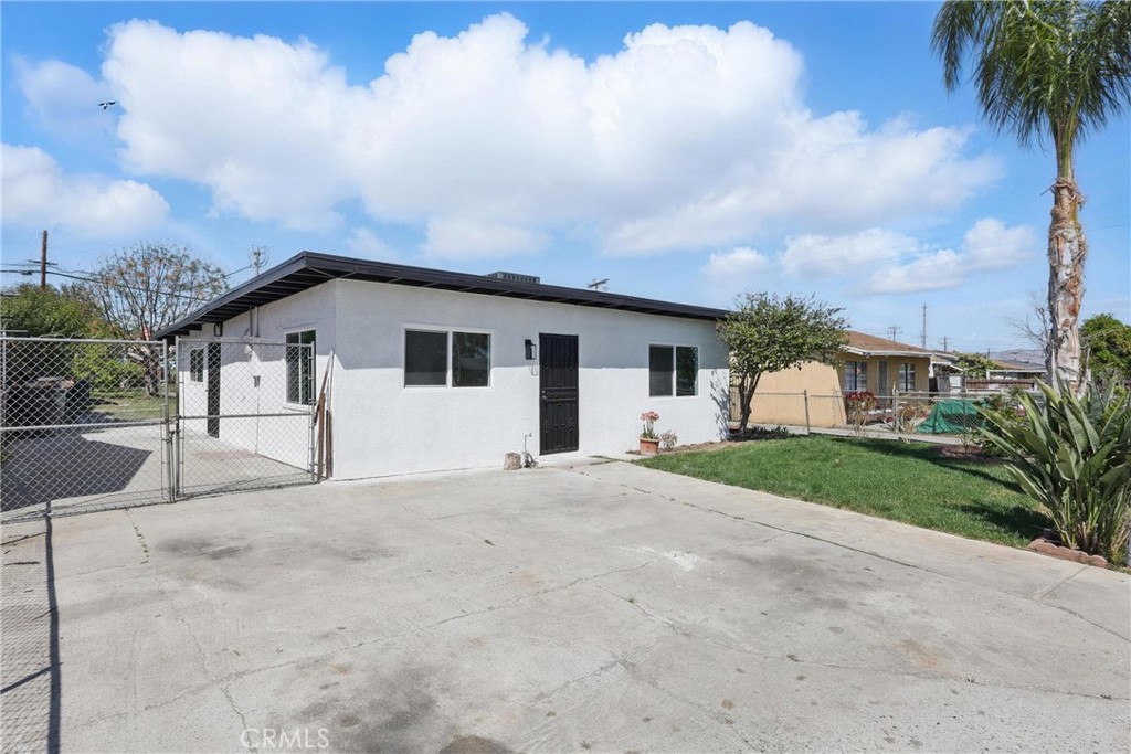9431 Cypress Avenue Riverside, CA 92503 - Photo 2 of 40 a view of a house with backyard and garden