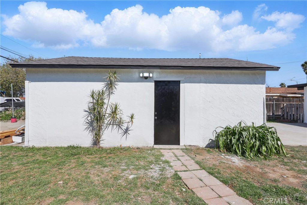 9431 Cypress Avenue Riverside, CA 92503 - Photo 30 of 40 a view of a garage