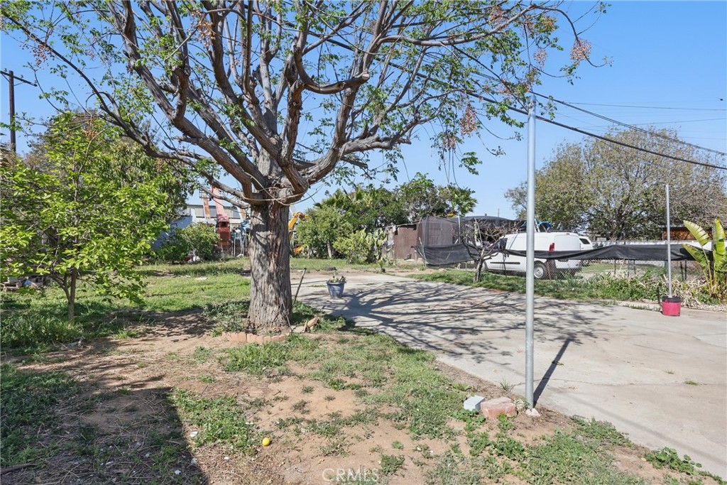 9431 Cypress Avenue Riverside, CA 92503 - Photo 31 of 40 a backyard of a house with lots of green space