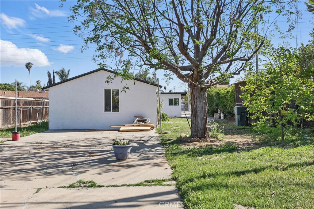 9431 Cypress Avenue Riverside, CA 92503 - Photo 32 of 40 a backyard of a house with seating space