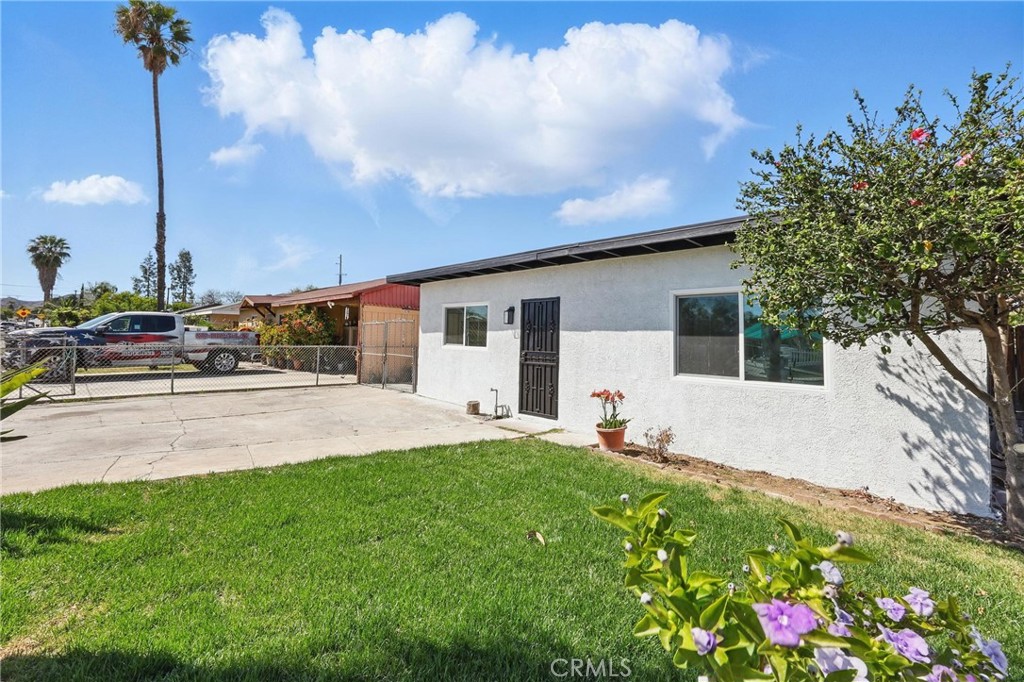 9431 Cypress Avenue Riverside, CA 92503 - Photo 4 of 40 a house view with a sitting space and garden
