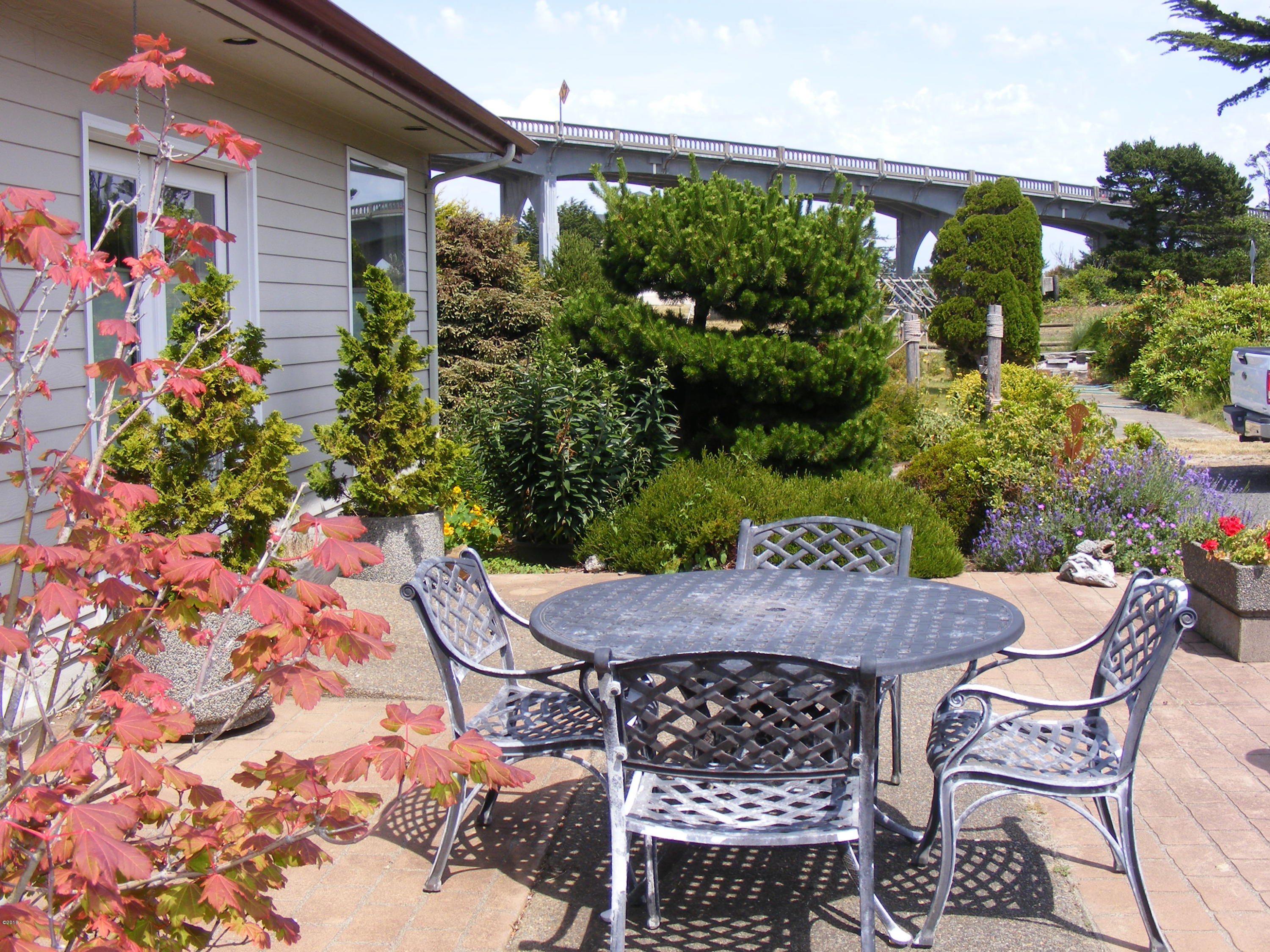 135 Southwest 26th Street Newport, OR 97366 - Photo 29 of 35 Ext patio