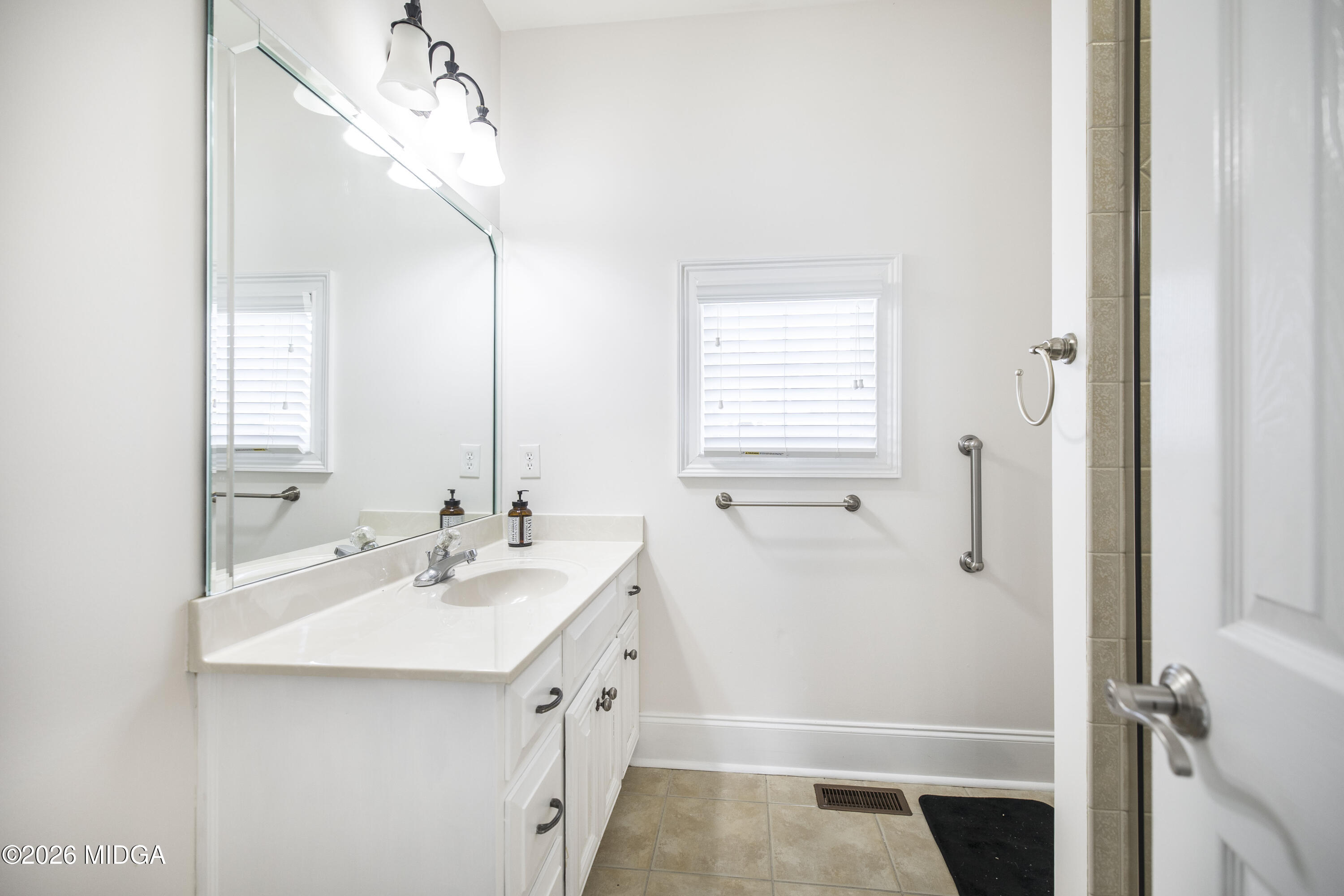 720 Latrobe Way Macon, GA 31220 - Photo 28 of 52 a bathroom with a sink a toilet a mirror and shower
