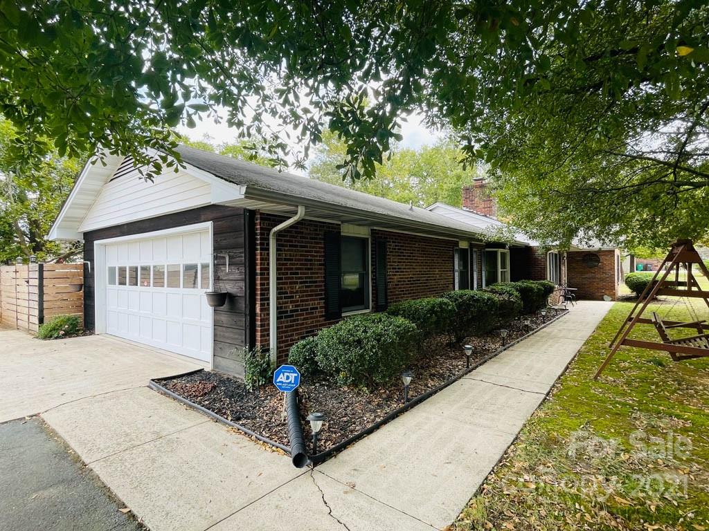 1315 Sunset Road Charlotte, NC 28216 - Photo 2 of 29 Gallery Image 2