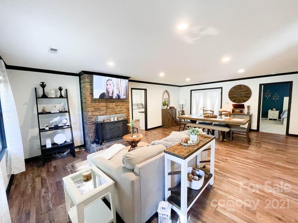 1315 Sunset Road Charlotte, NC 28216 - Photo 3 of 29 Gallery Image 3