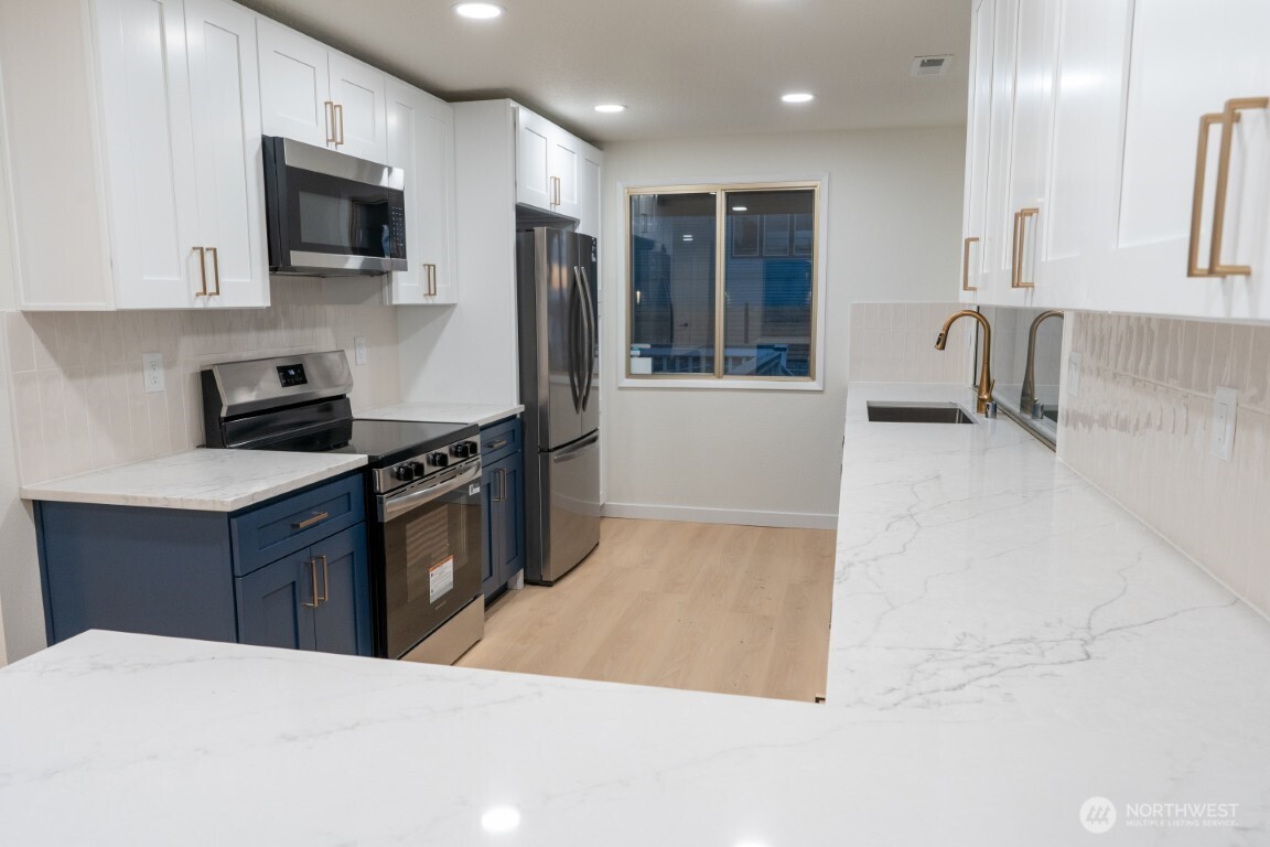 4015 Southwest Thistle Street, Unit A Seattle, WA 98136 - Photo 9 of 29