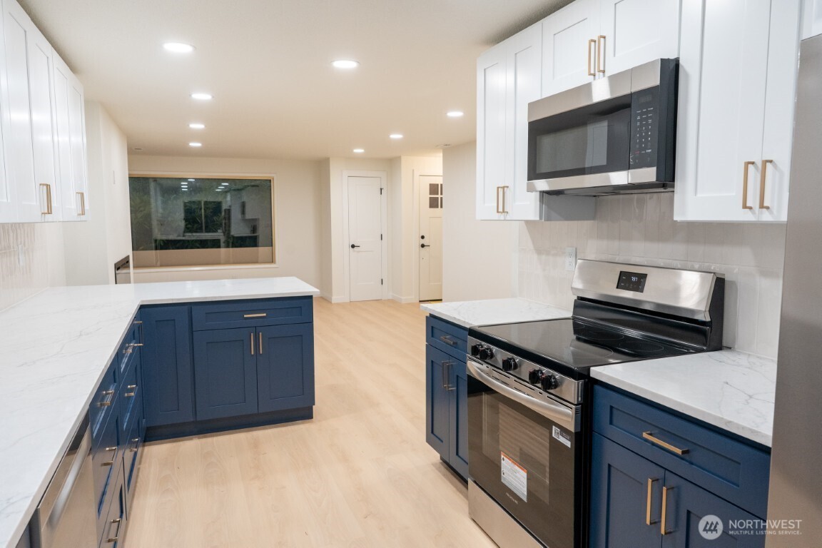 4015 Southwest Thistle Street, Unit A Seattle, WA 98136 - Photo 10 of 29