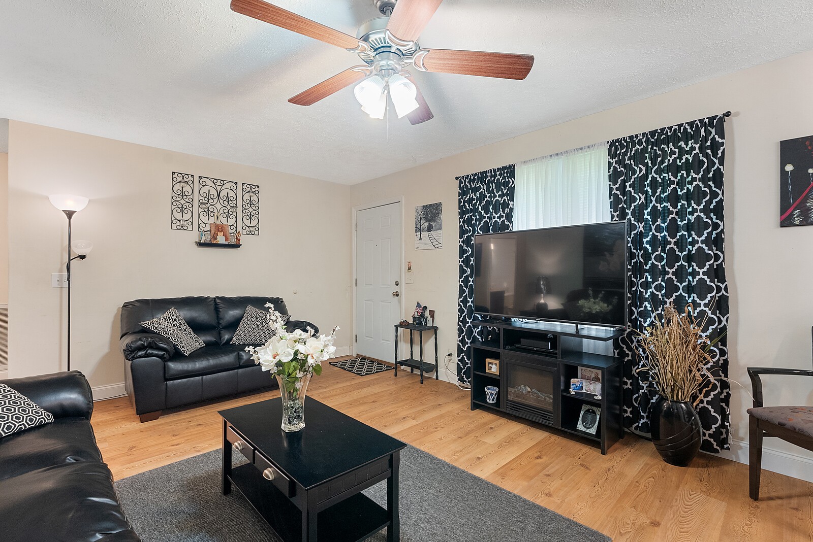 6614 Highway 49 Springfield, TN 37172 - Photo 4 of 19 a living room with furniture and a flat screen tv
