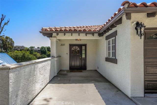 a view of livingroom with furniture