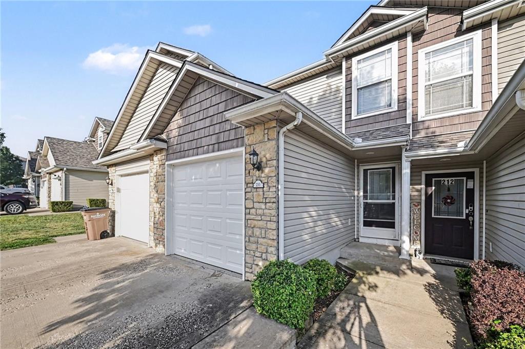 210 North Pointe Lane Raymore, MO 64083 - Photo 3 of 32
